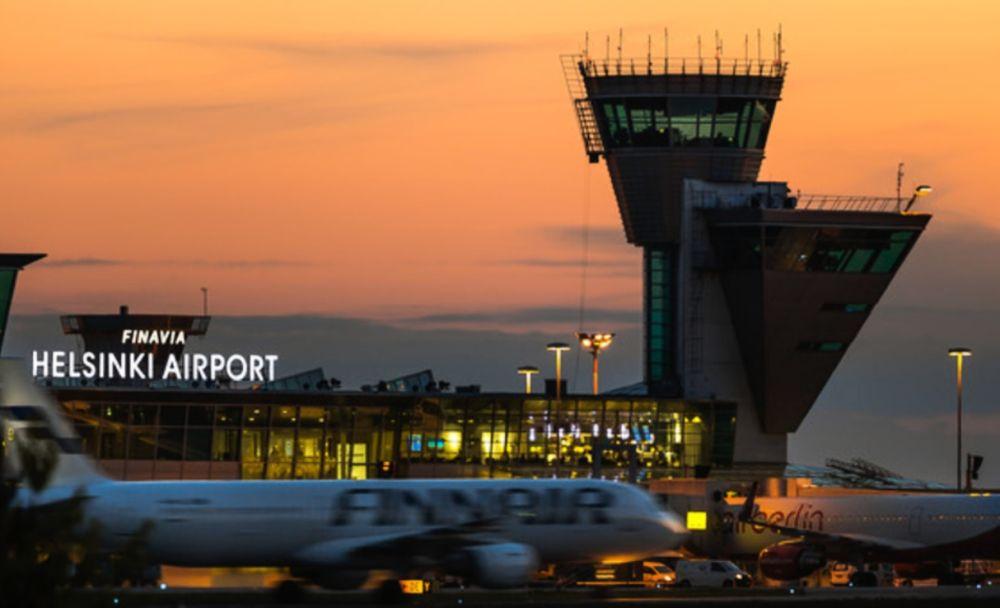 Flygplats i kvällsskymning