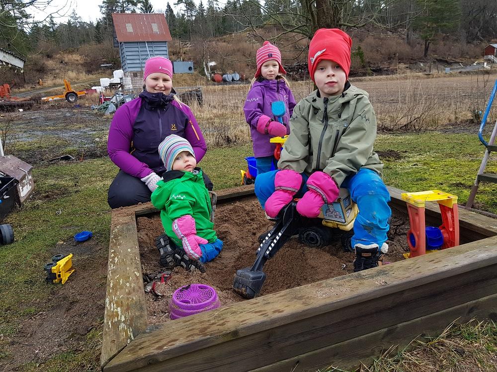 Familj i sandlådan.