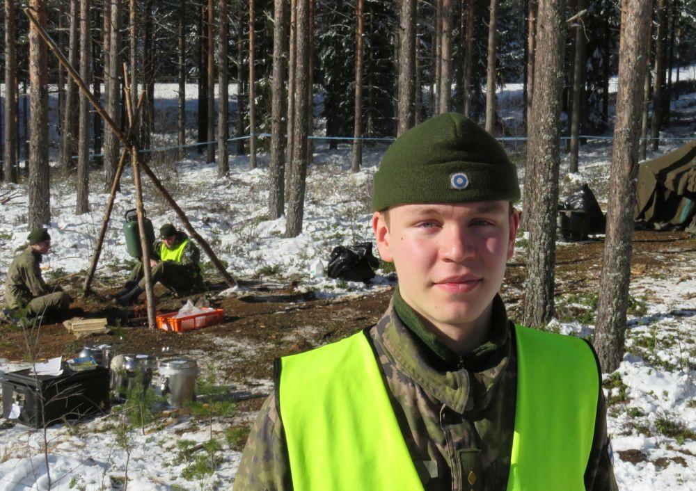 Ung soldat vid skogsläger