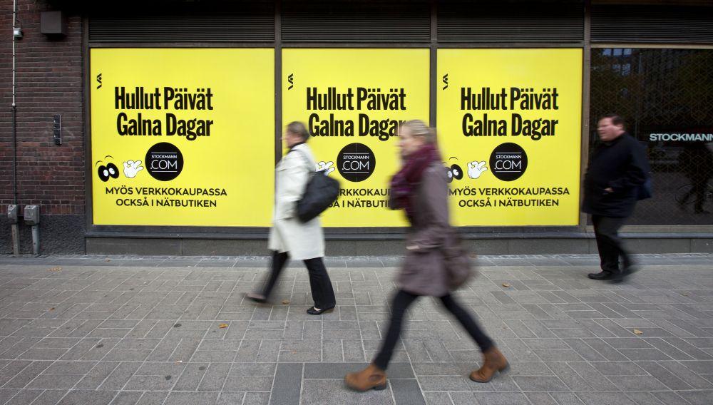 Människor passerar skyltfönster