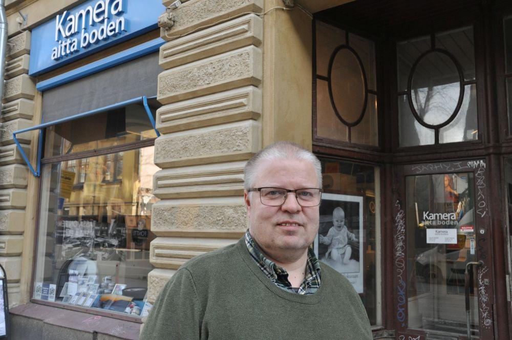 Man står framför sin butik