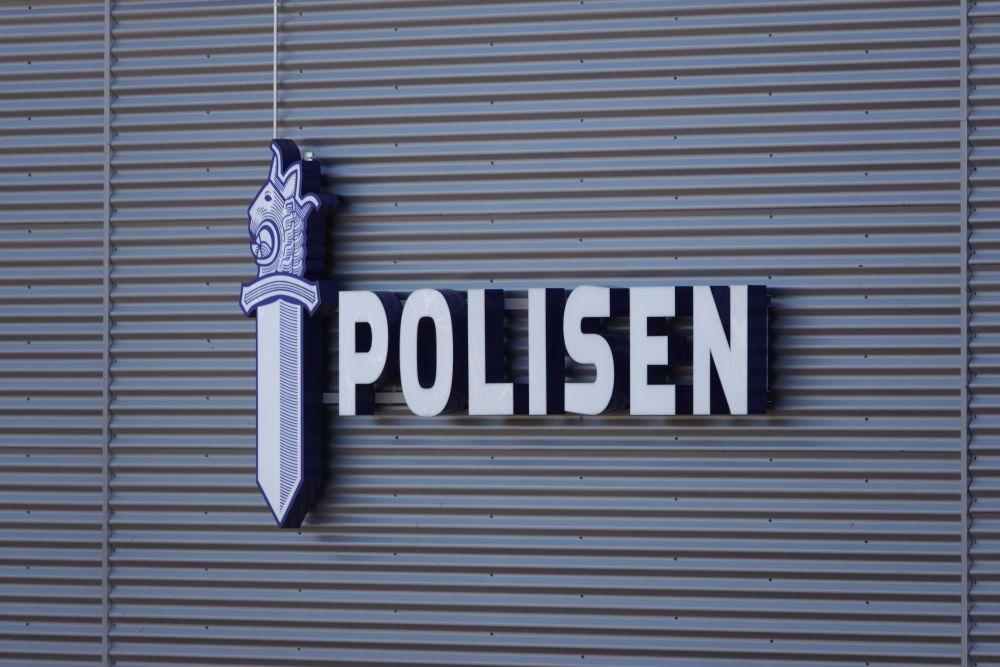 Skylt med texten polisen.