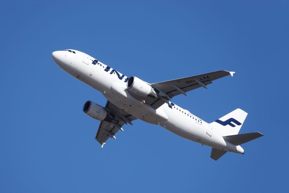 Finnairs flygplan i luften.