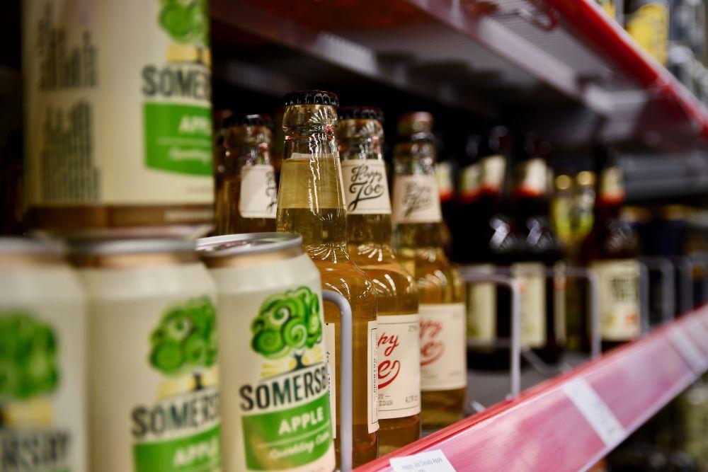 Öl och cider på en butikshylla.