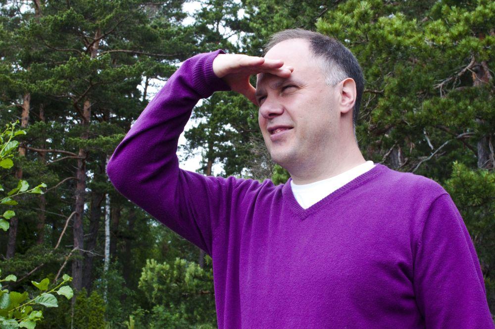 man i lila tröja
