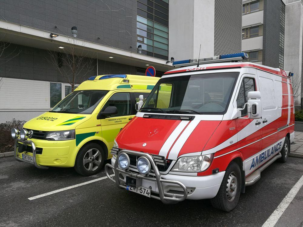 Två ambulanser framför ett sjukhus