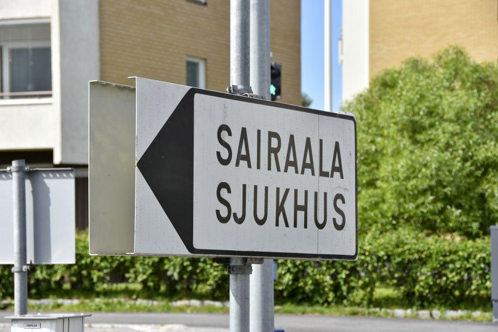 Vägskult med texten "Sairaala, sjukhus"
