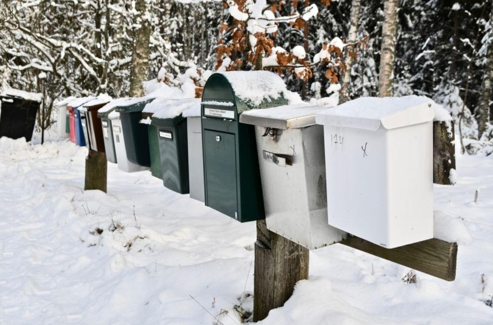 snötäckta brevlådor