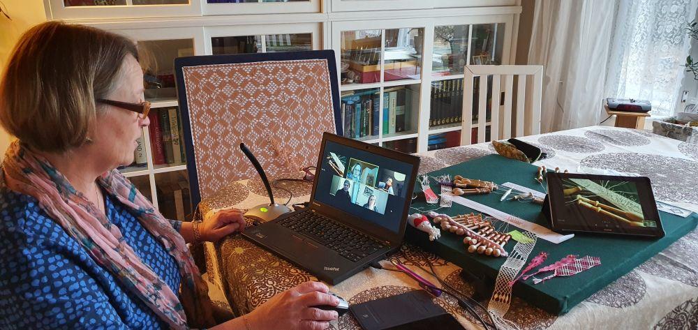 Tina Laurén undervisar i knyppling via videolänk