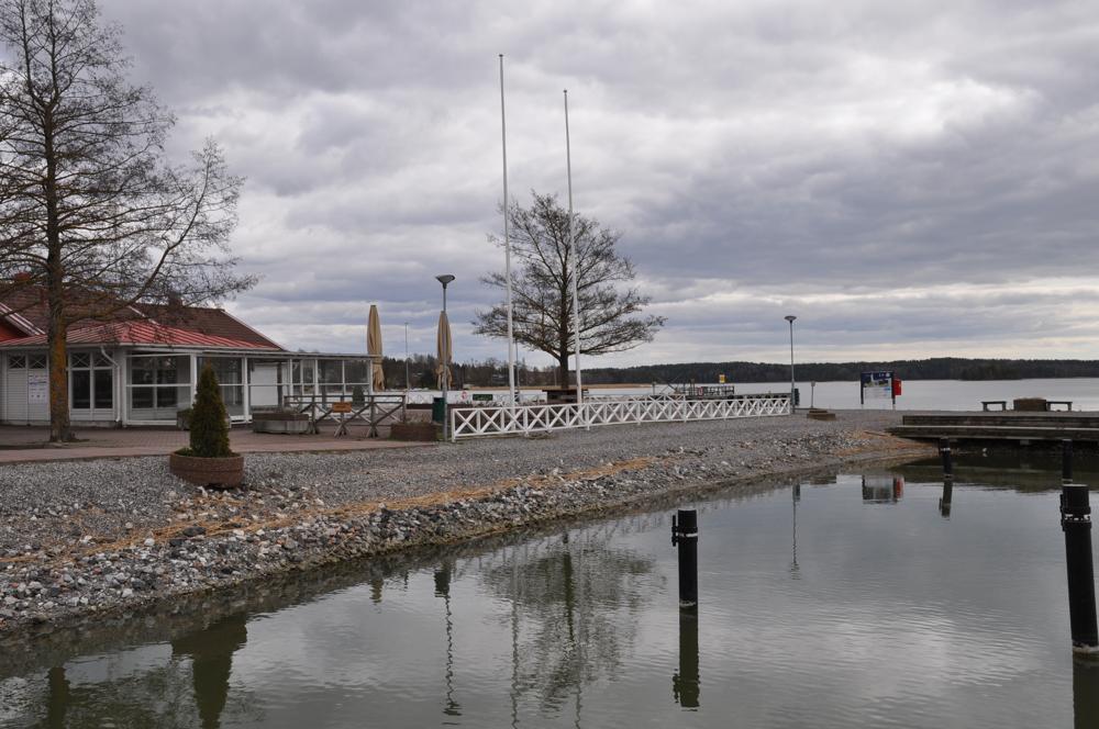 Pargas gästhamn i april, hav och en restaurangbyggnad