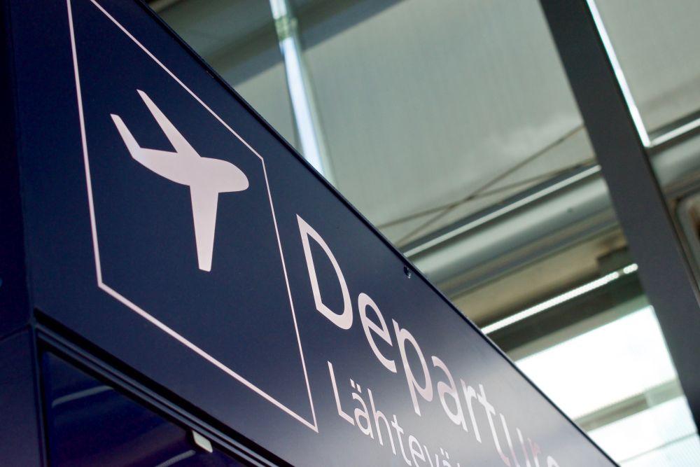 Skylt som det står departures på.