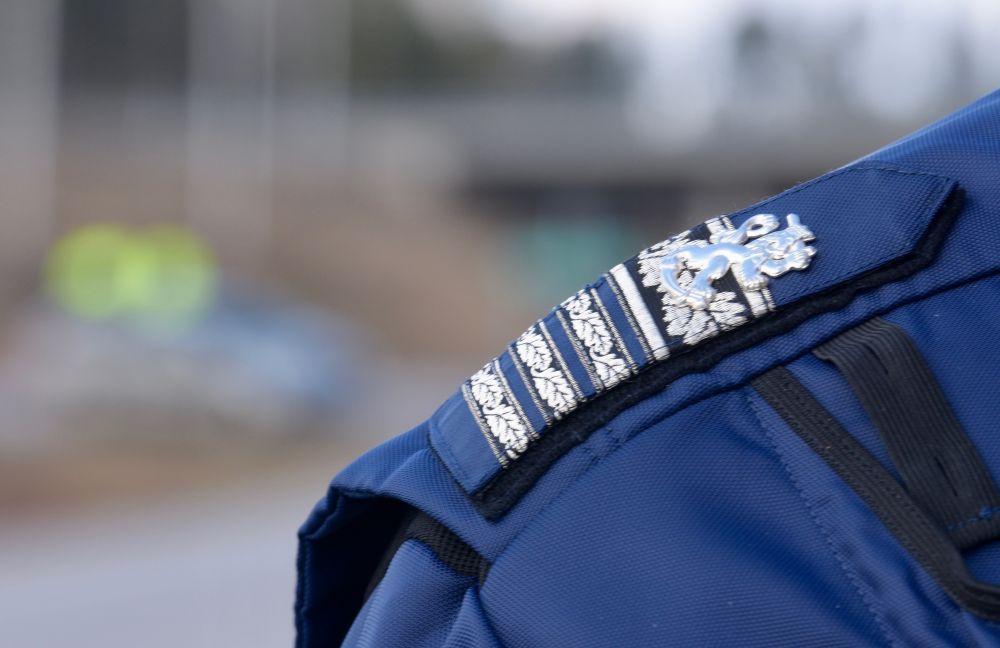 Polisaxel med epålett, axelklaff