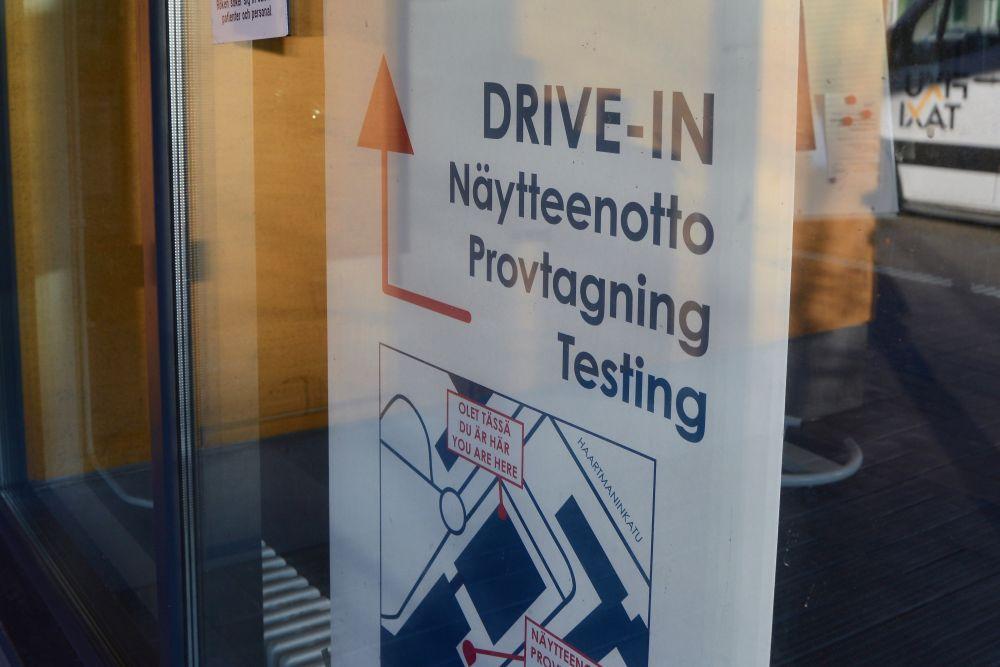 Dörrskylt med text om virustest