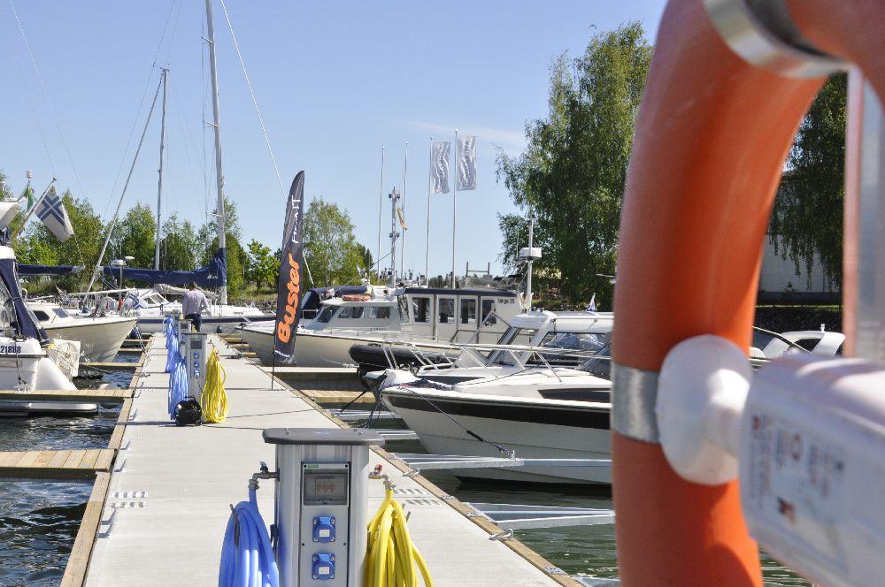 brygga i en småbåtshamn. Fler stora båtar förtöjda här.