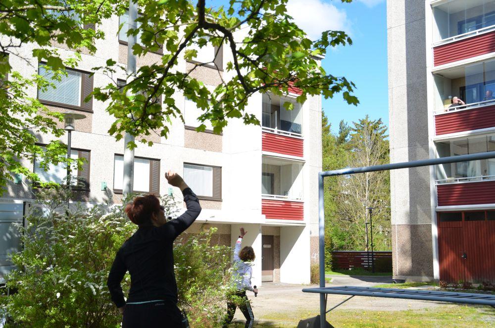 Kvinnor som jumpar på en gård.