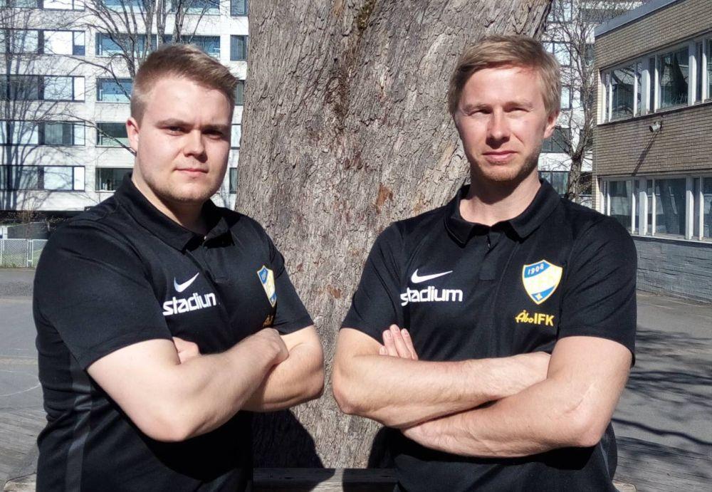Två handbollspelare poserar