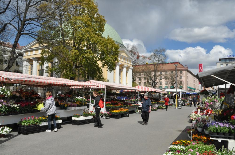 torghandel framför ortodoxa kyrkan vid salutorget i Åbo