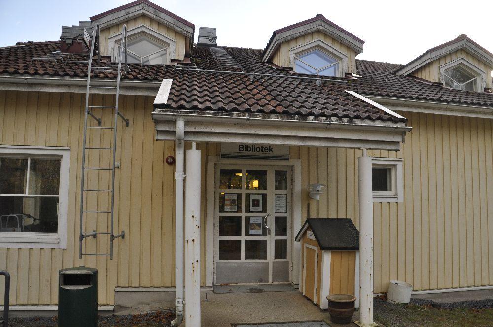 ingång till bibliotek. Gul träbyggnad