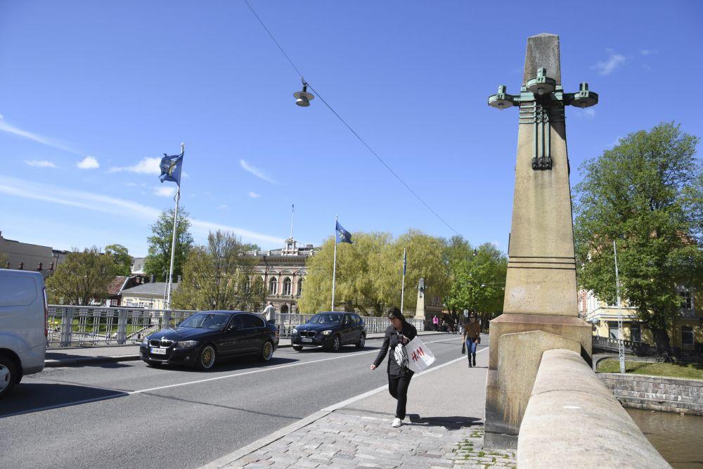 Bro med bildtrafik under solig sommardag.