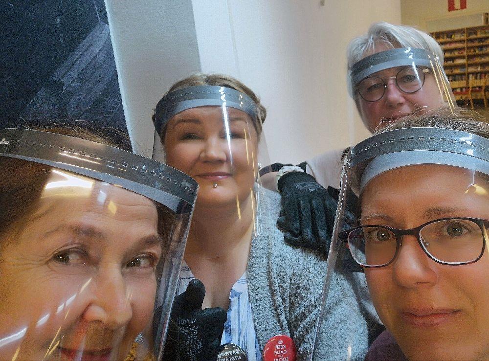 Fyra damer med visir för ansiktet