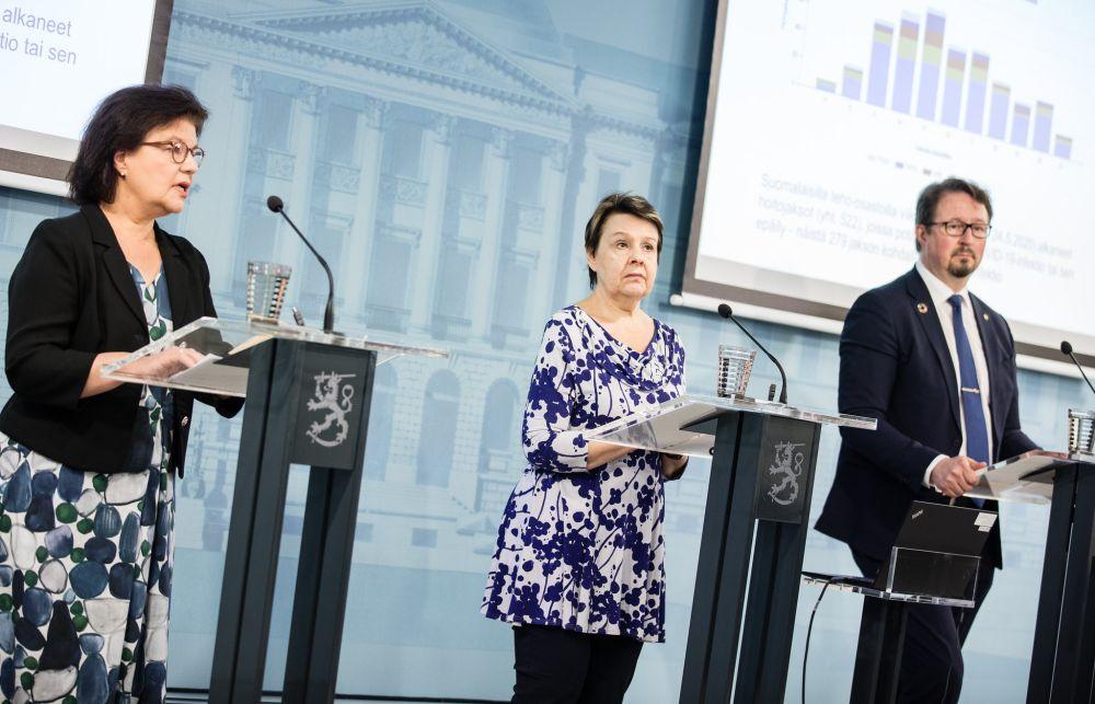 Tre personer håller presskonferens