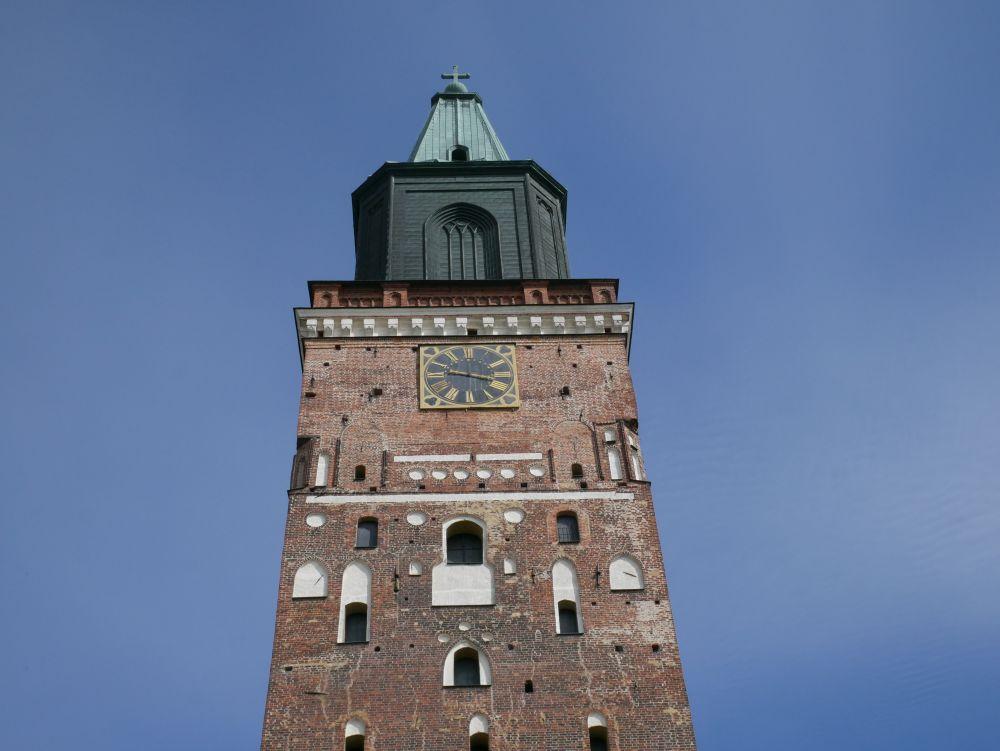 Domkyrkans torn mot en klarblå himmel