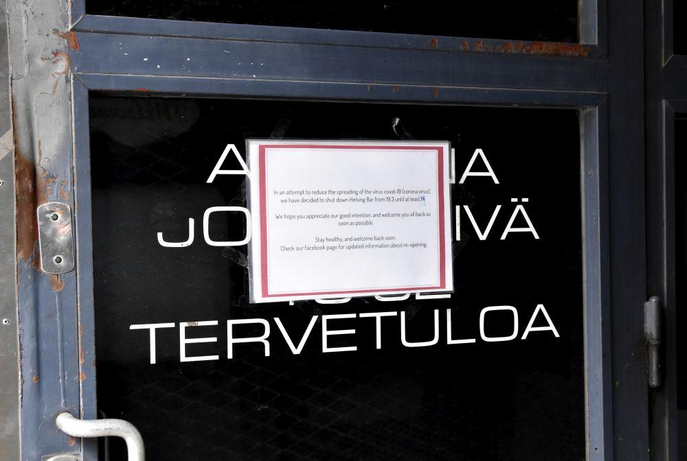 Lapp som berättar att bar håller stängt till följd av coronapandemin.