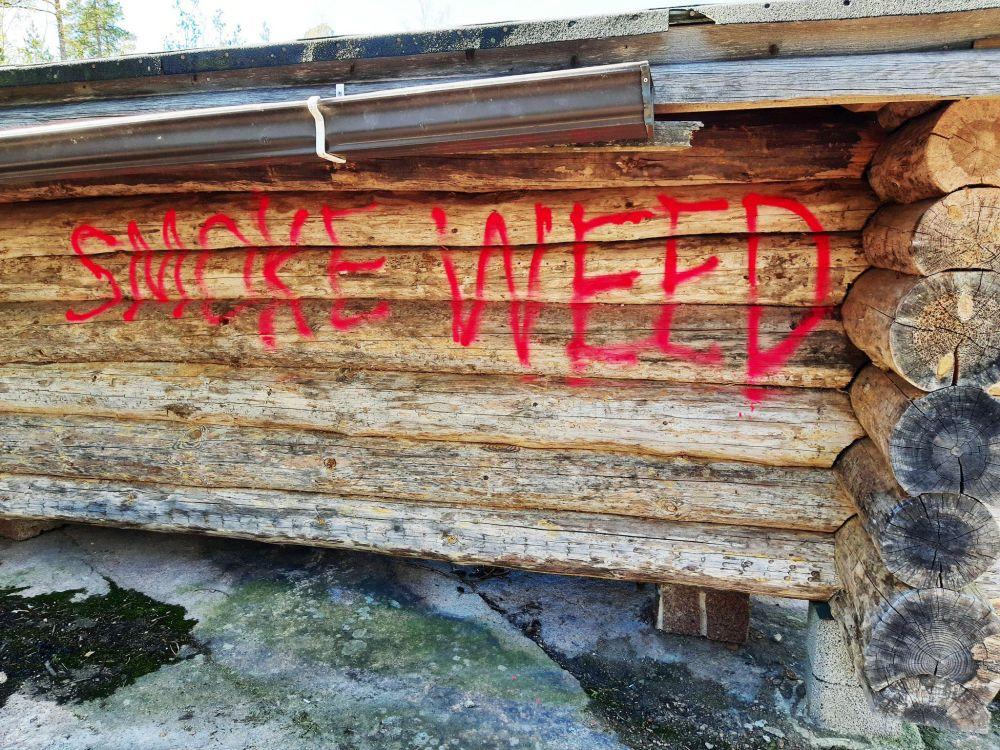 Vindskydd med sprejmålad text