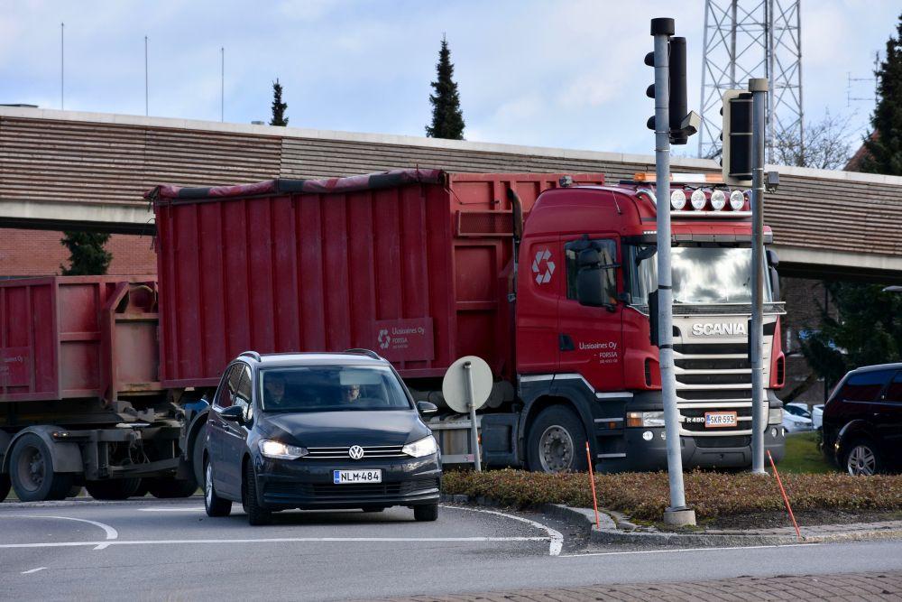 bilar i trafik i Reso. En personbil och en lastbil.