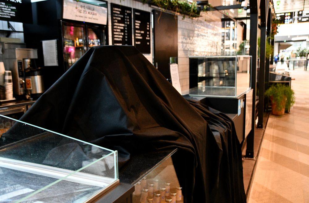 cafédisk övertäckt med presenning
