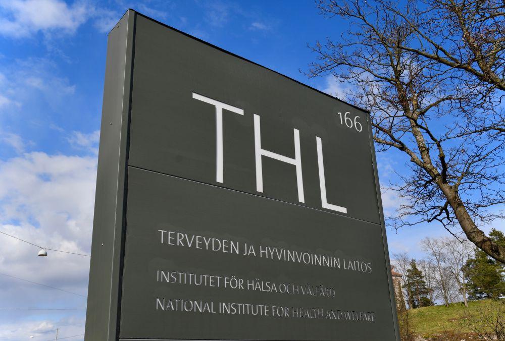Grå skylt med texten THL.