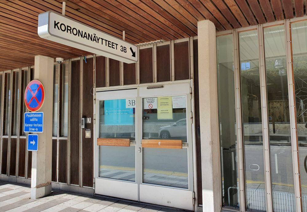 Yttedörr med texten koronatestaus ovanför.