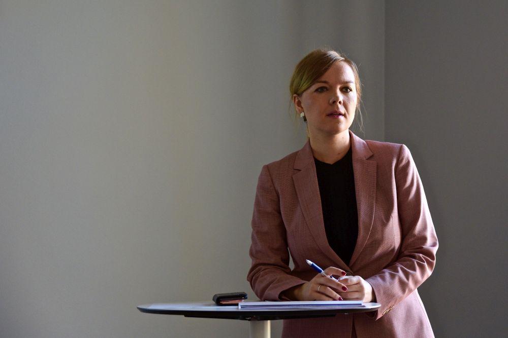 Kvinna står vid bord
