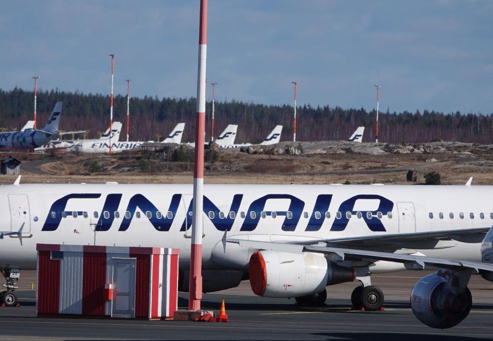 Finnairplan på flygplats
