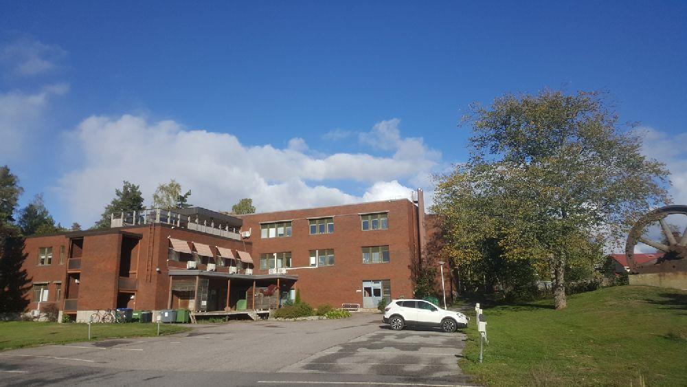Stor gammal tegelbyggnad