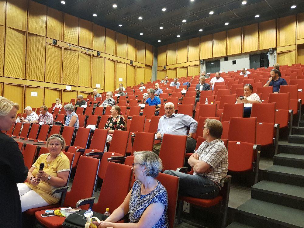 Auditorium där 27 ledamöter är på plats men med rejäla avstånd.