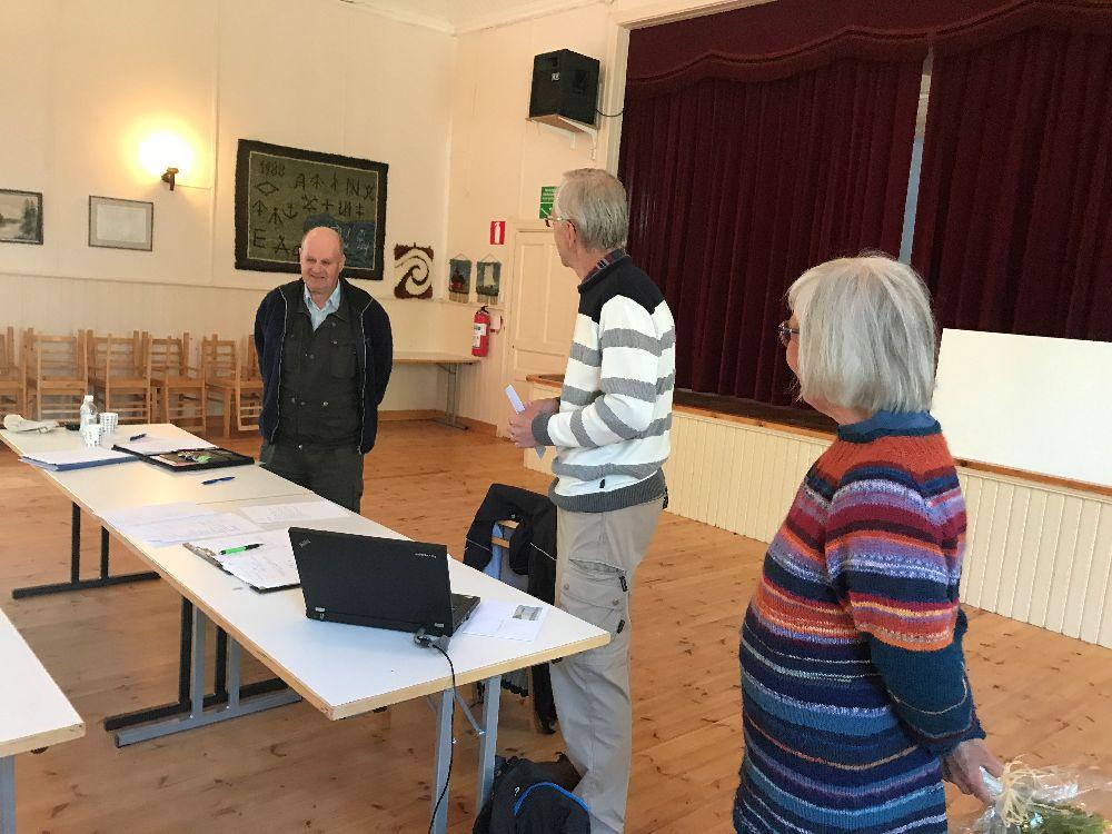 Tre personer i en stor sal