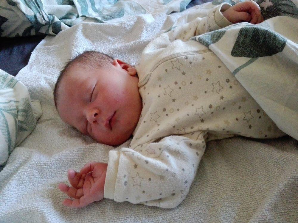 Nyfödd baby sover