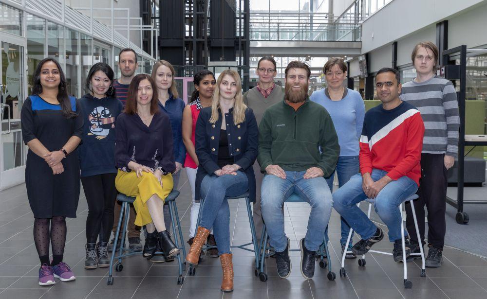 En grupp forskare poserar