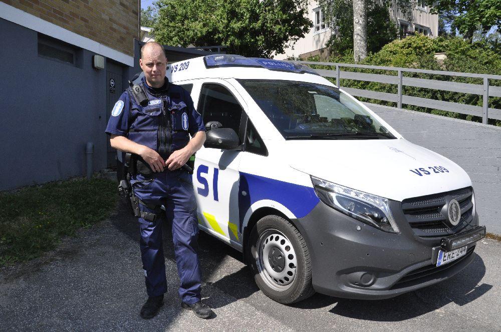 Polis vid polisbil