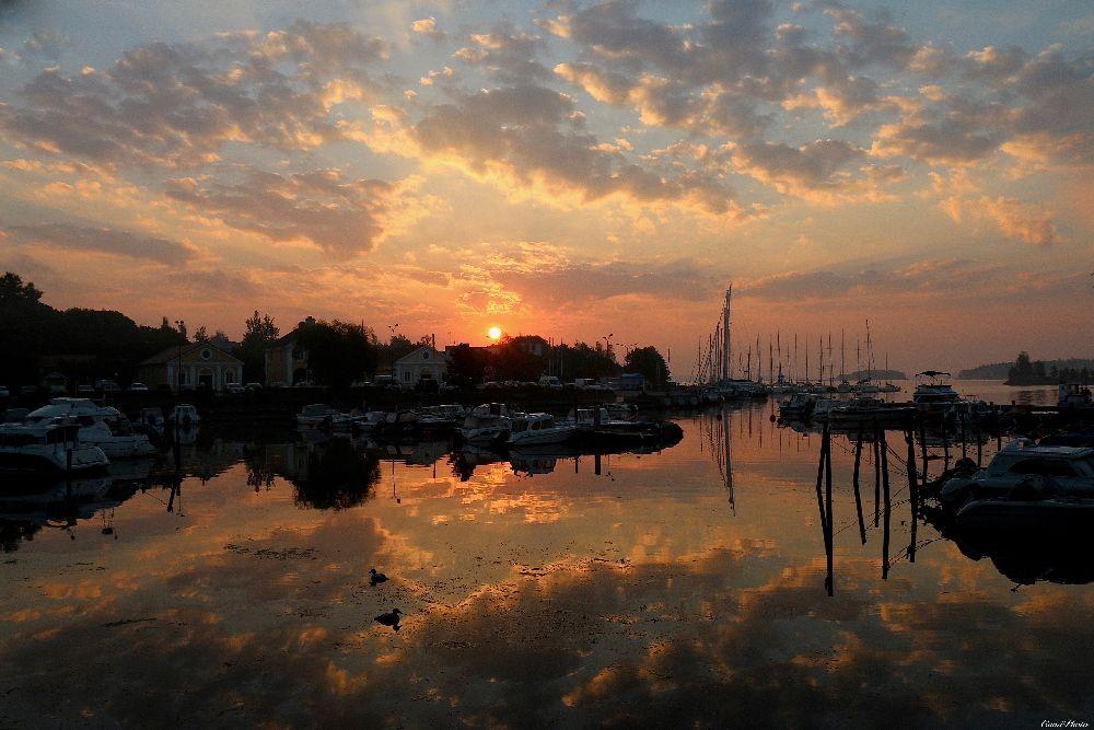Solnedgång över en hamn