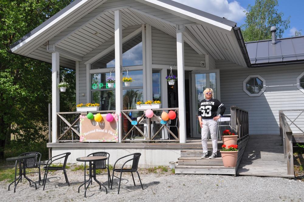 kvinna framför liten affär