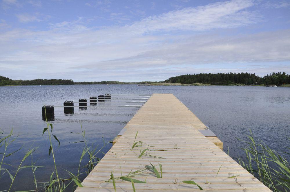 En ny brygga. Några båtplatser med bommar längst ut