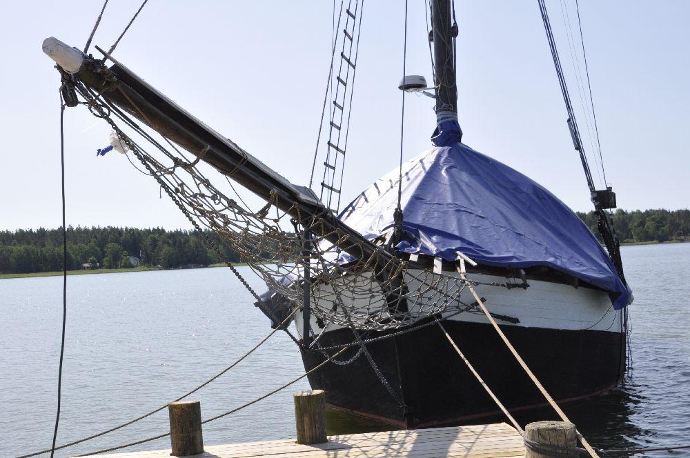 Jakt vid en brygga under en blå presenning