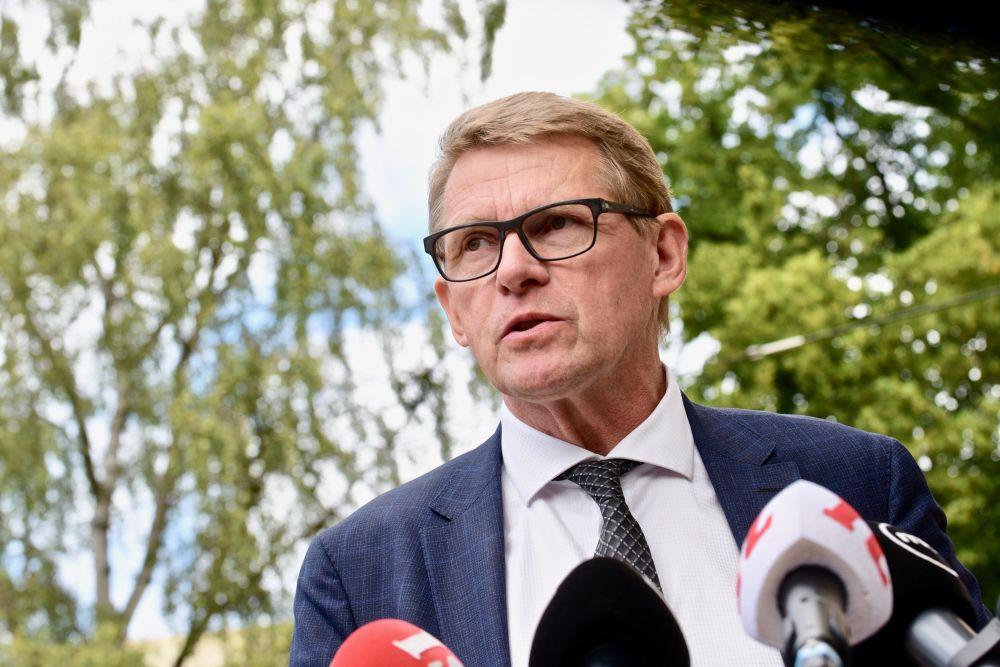 Matti Vanhanen talar framför mediernas mikrofoner.