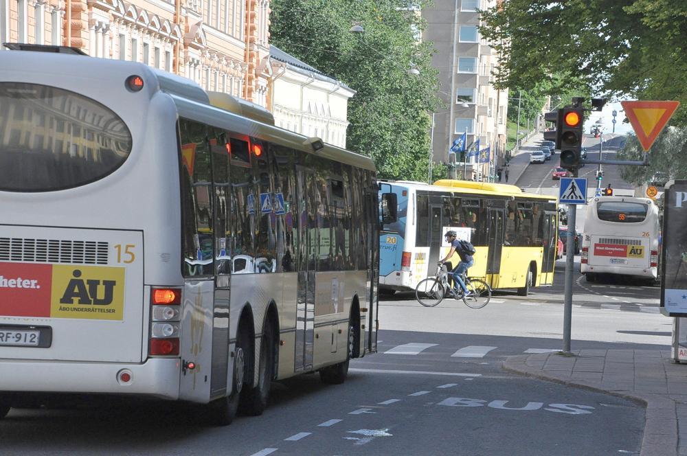 Fölis gula bussar kör längs Auragatan