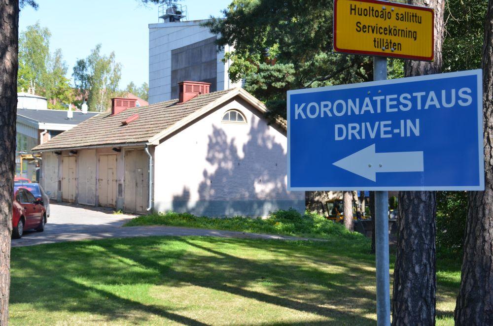 Bilar som står i kö till en drive-in-teststation.