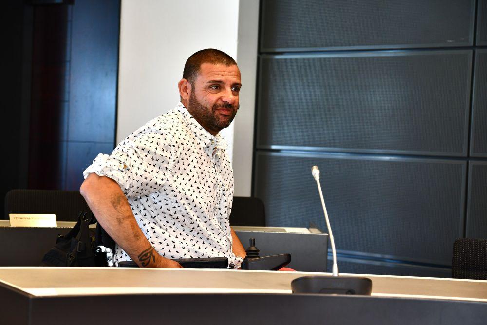 Hassan Zubier sitter i rättegångssalen.