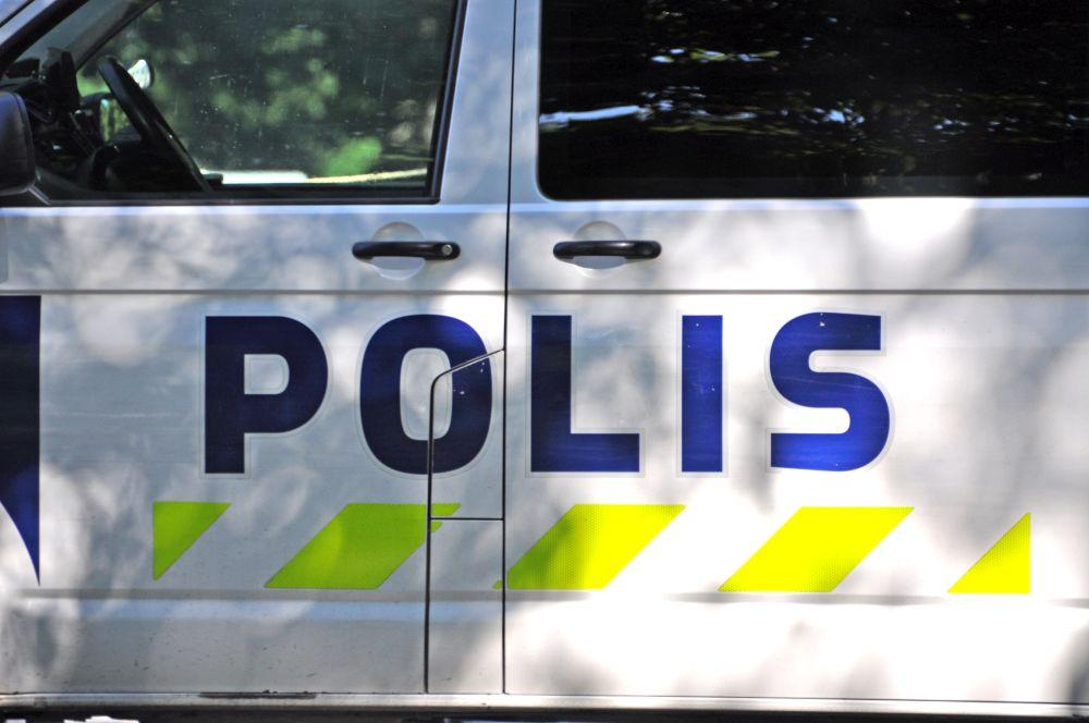 Polisbil fotad från sidan.