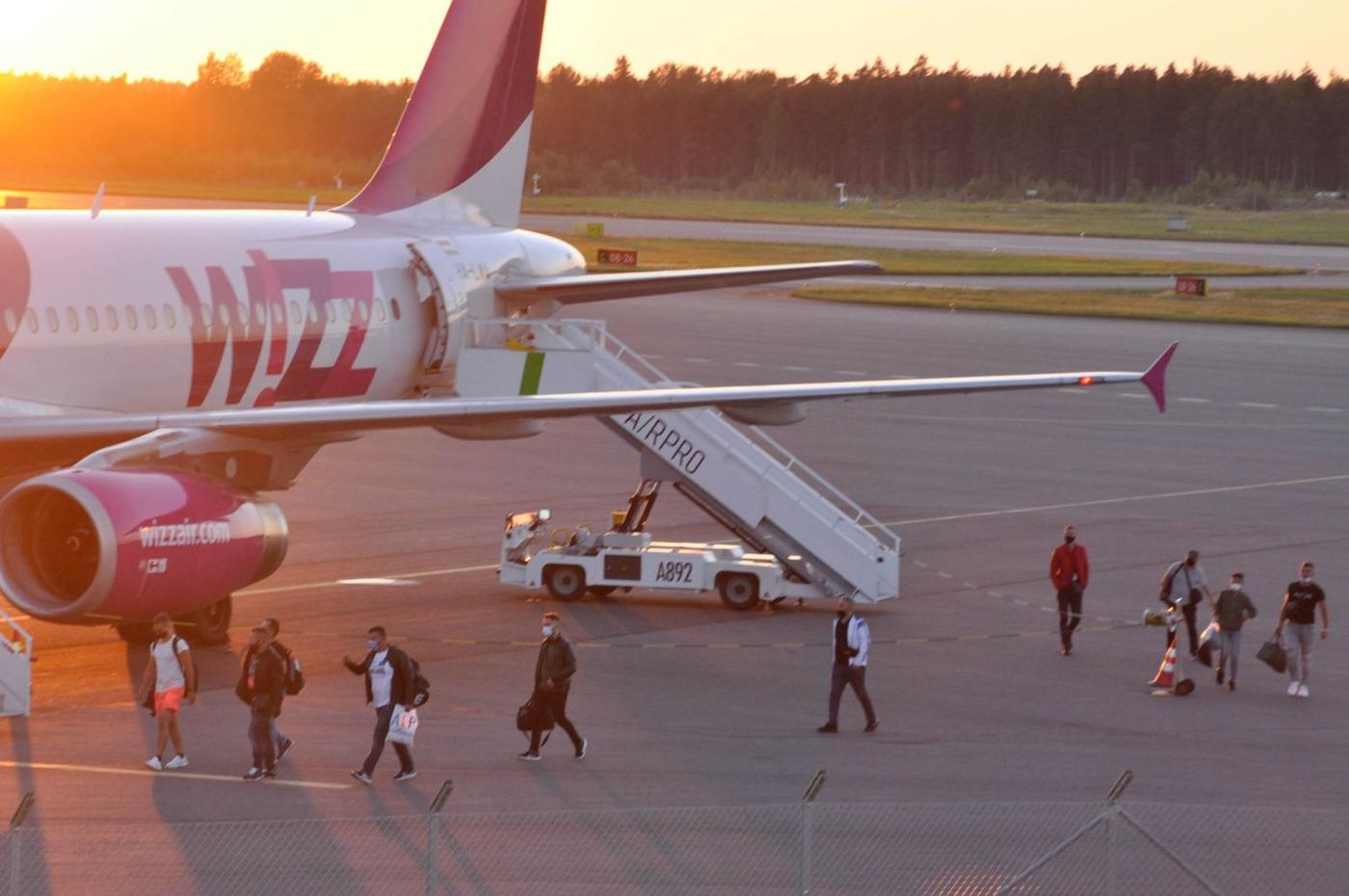 Ett flygplan på ett flygfält.